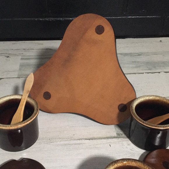 Vintage 3-compartment condiment holder with condiment bowls w/lids & woody spoon - Picture 4 of 9